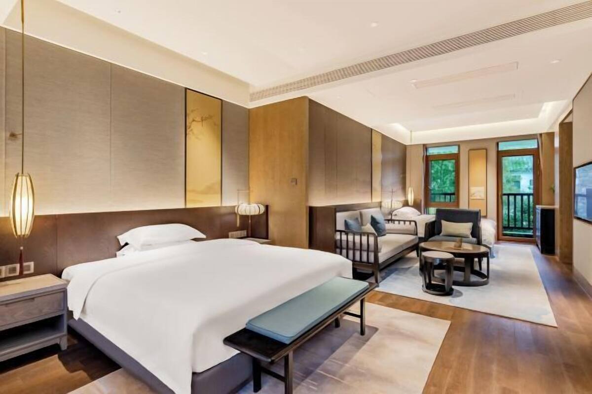 Premium bedding, minibar, in-room safe, desk