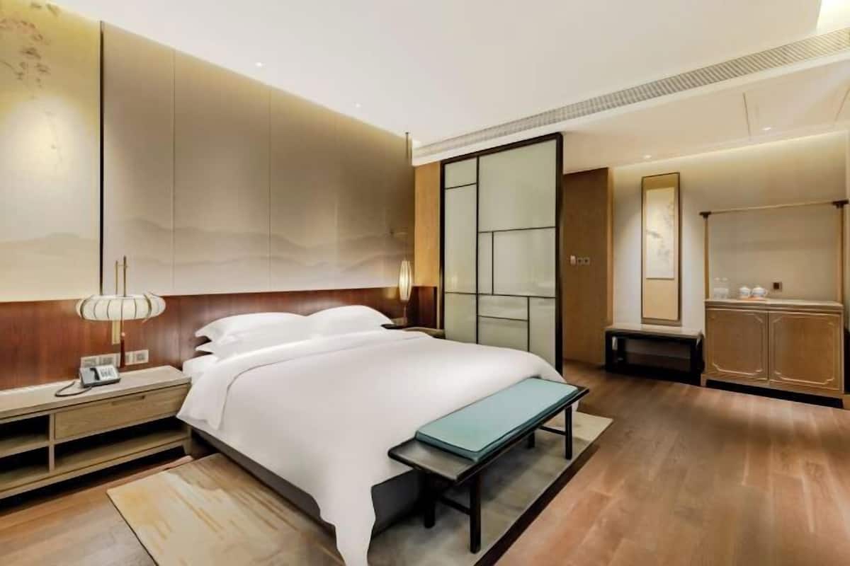 Premium bedding, minibar, in-room safe, desk