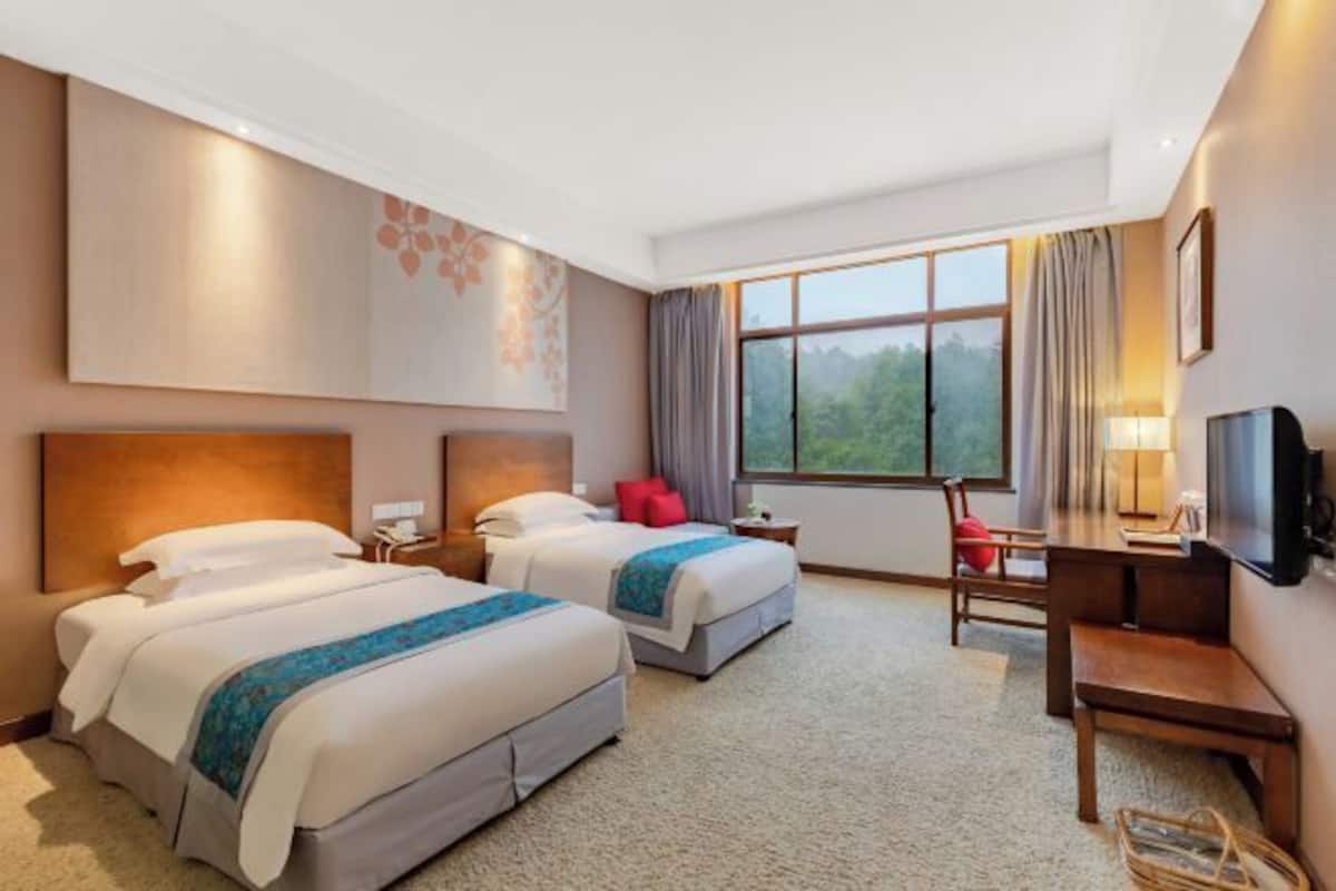 Premium bedding, minibar, in-room safe, desk