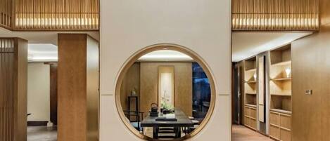 Hochwertige Bettwaren, Minibar, Zimmersafe, Schreibtisch