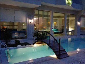 Una piscina al aire libre de temporada