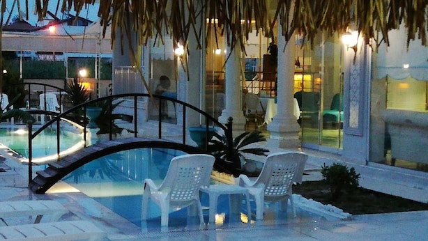 Una piscina al aire libre de temporada