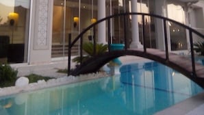 Una piscina al aire libre de temporada
