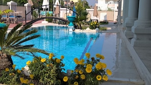 Una piscina al aire libre de temporada