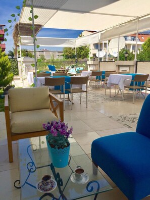 朝食、ランチ、ディナーに営業