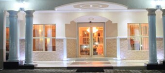 SDM Tavern and Suites