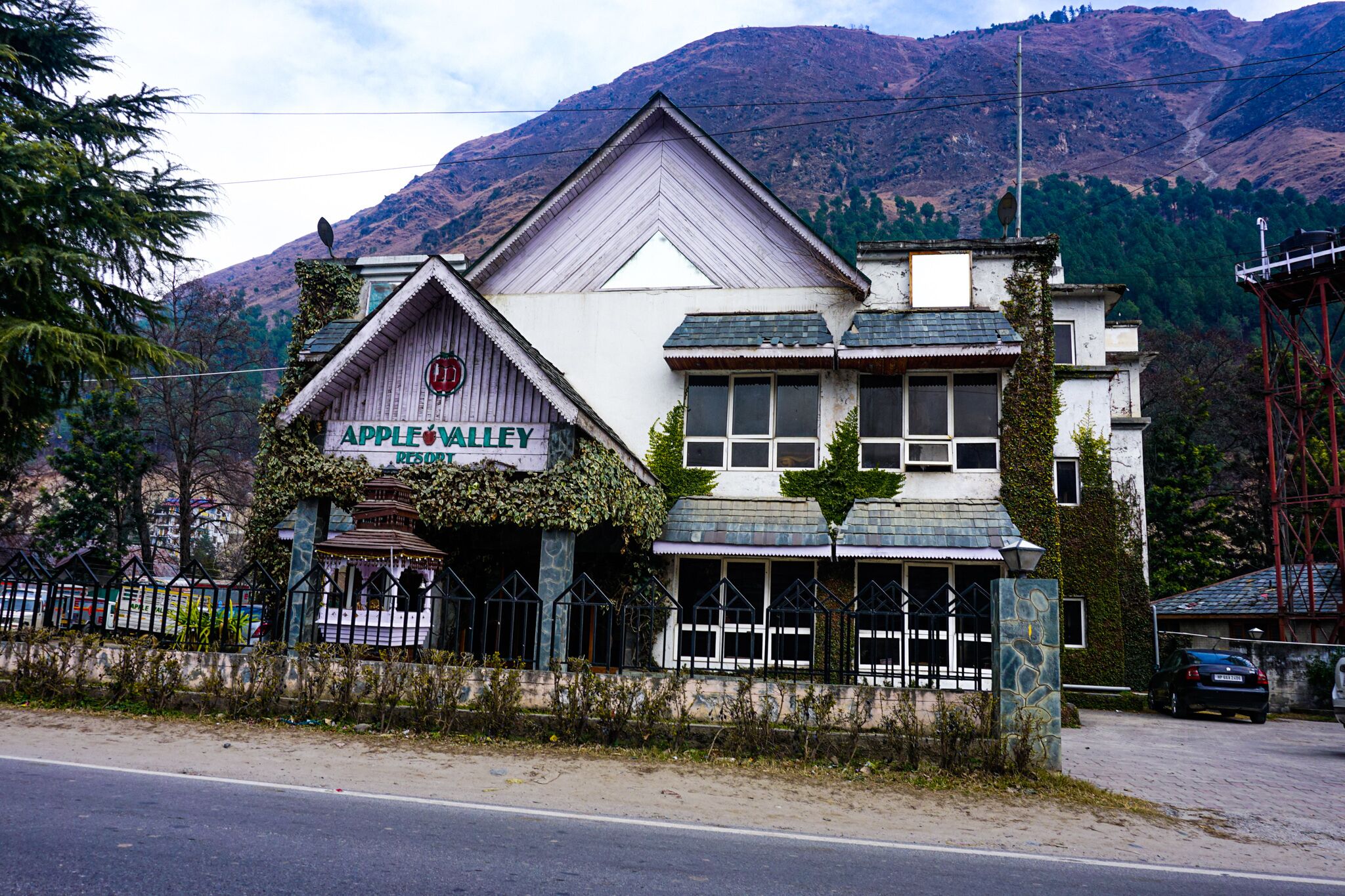 Un edificio con un letrero que dice 'Apple Valley Resort'.