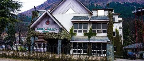 Un edificio con un letrero que dice 'Apple Valley Resort'.