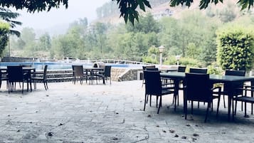 2 restaurantes; se sirve desayuno, almuerzo y cena; cocina india