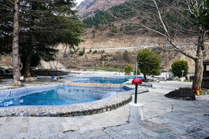 Outdoor pool, open 7 AM to 7 PM, sun loungers - Apple Valley Resort (Bhuntar)