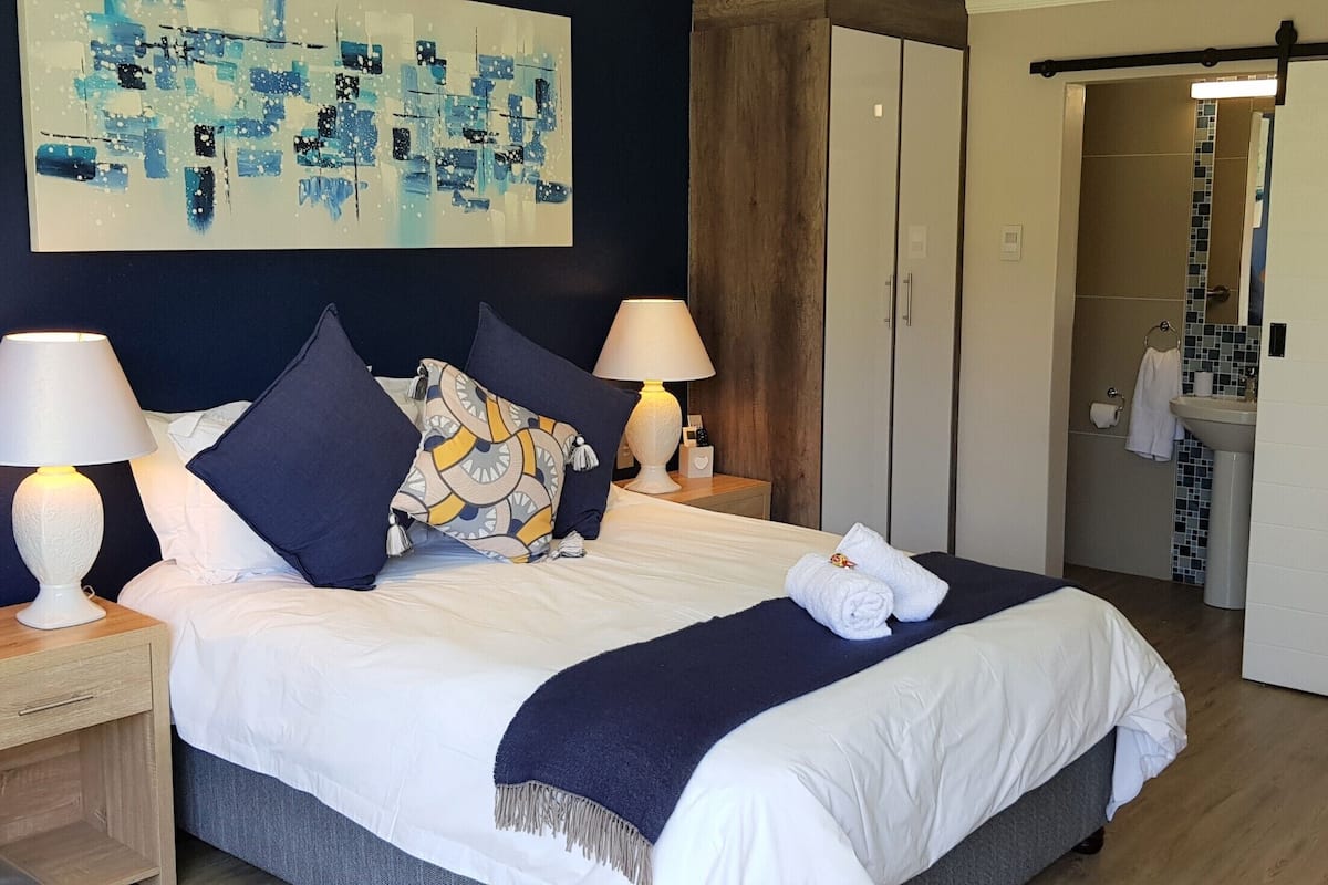 Executive tweepersoonskamer (The Blues) | Luxe beddengoed, een bureau, een laptopwerkplek