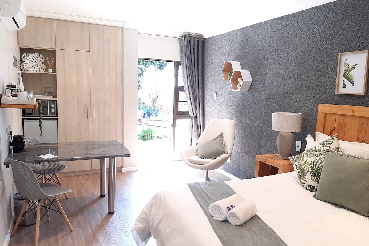 Luxe tweepersoonskamer | Luxe beddengoed, een bureau, een laptopwerkplek