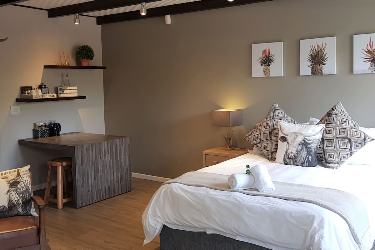 Executive tweepersoonskamer (The Nguni) | Luxe beddengoed, een bureau, een laptopwerkplek
