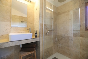 Villa | Badezimmer | Dusche, Komfortbadewanne, Haartrockner, Handtücher