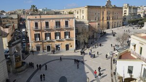 A public square with historic buildings, a fountain, and a clock tower. - Vittorio Veneto Matera Luxury Rooms (Matera)