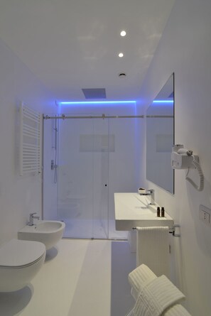 Shower, free toiletries, hair dryer, slippers - Vittorio Veneto Matera Luxury Rooms (Matera)