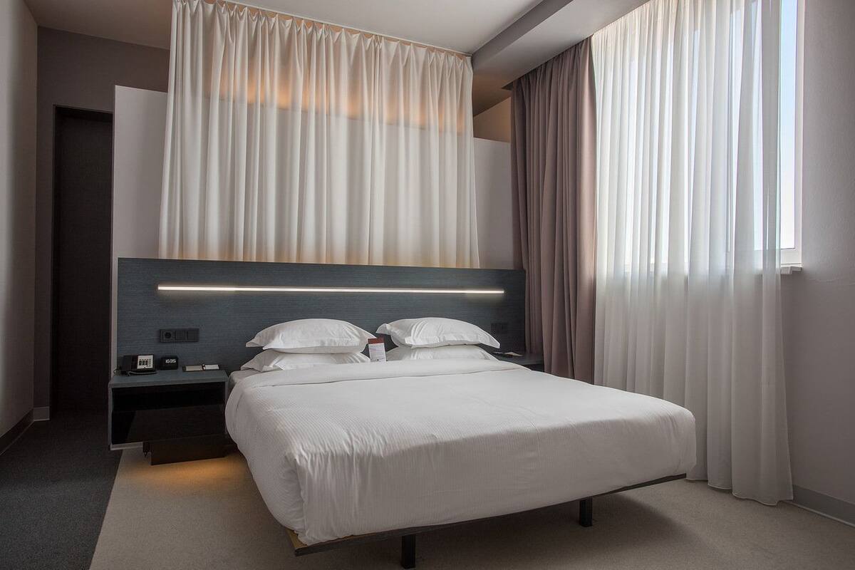 Suite | Peralatan tempat tidur premium, gebar bulu kapas, bar mini
