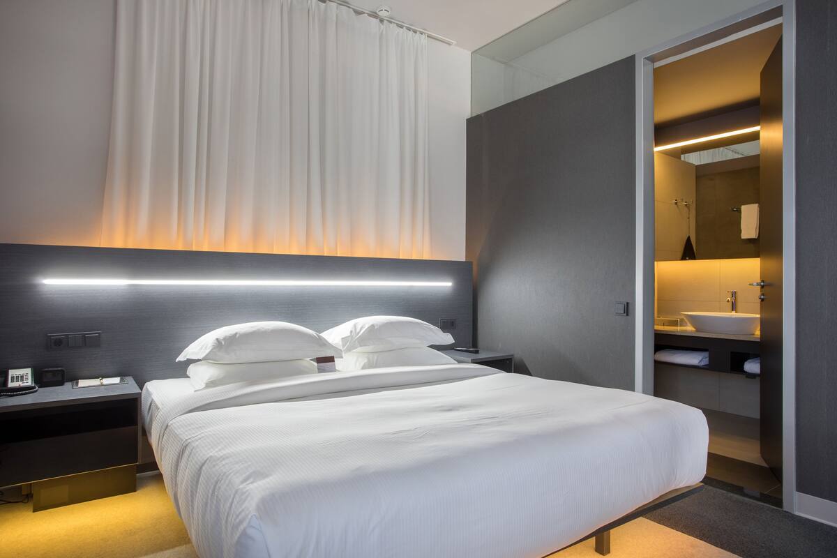Junior Studio Suite | Peralatan tempat tidur premium, gebar bulu kapas, bar mini