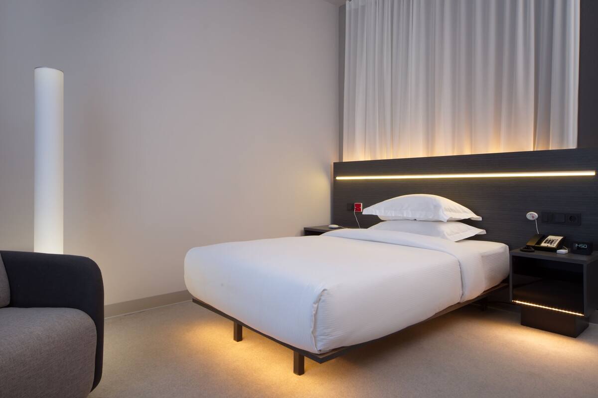 Business Single Room | Peralatan tempat tidur premium, gebar bulu kapas, bar mini