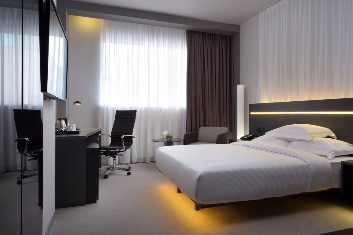 Business Room, 1 Katil Ratu (Queen) | Peralatan tempat tidur premium, gebar bulu kapas, bar mini