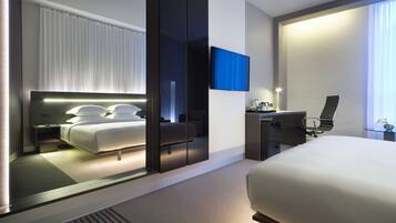 Seprai premium, selimut bulu angsa, minibar, dan brankas