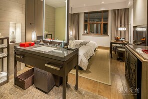 Habitación Deluxe con 2 camas individuales, vistas a la colina | Ropa de cama de alta calidad, caja fuerte, escritorio y cortinas opacas