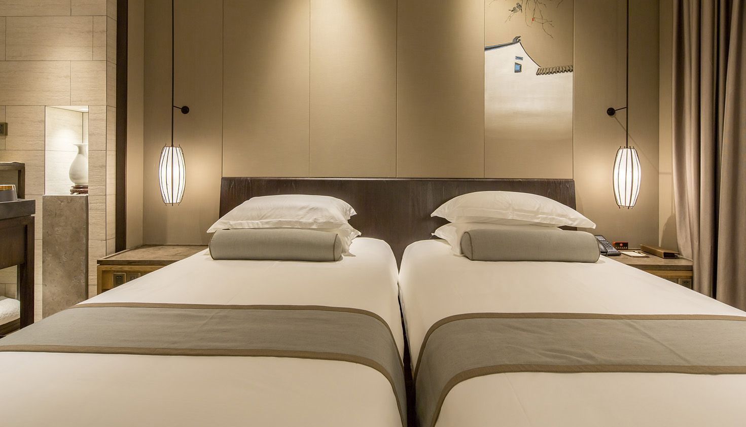 Ropa de cama de alta calidad, caja fuerte, escritorio y cortinas opacas