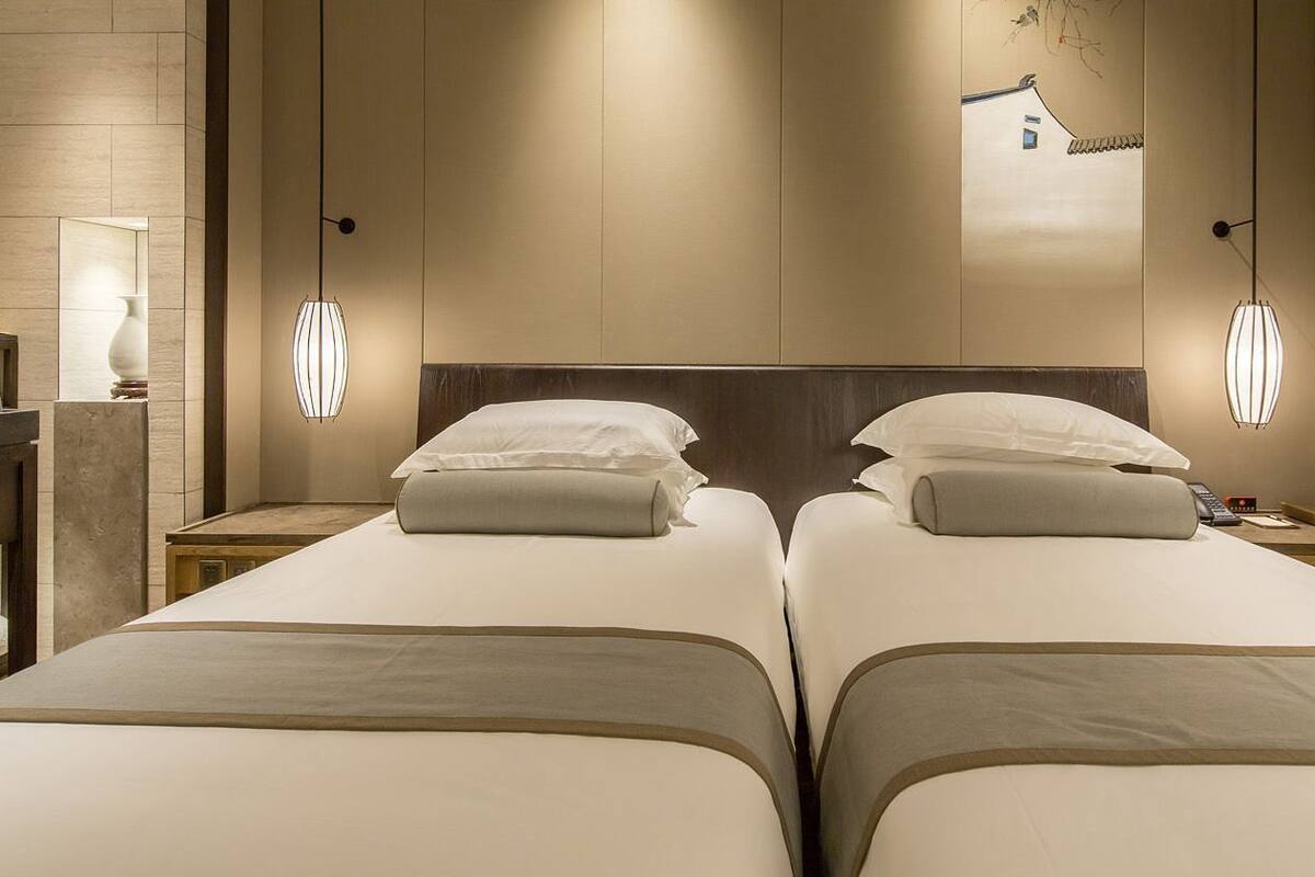 Ropa de cama de alta calidad, caja fuerte, escritorio y cortinas opacas