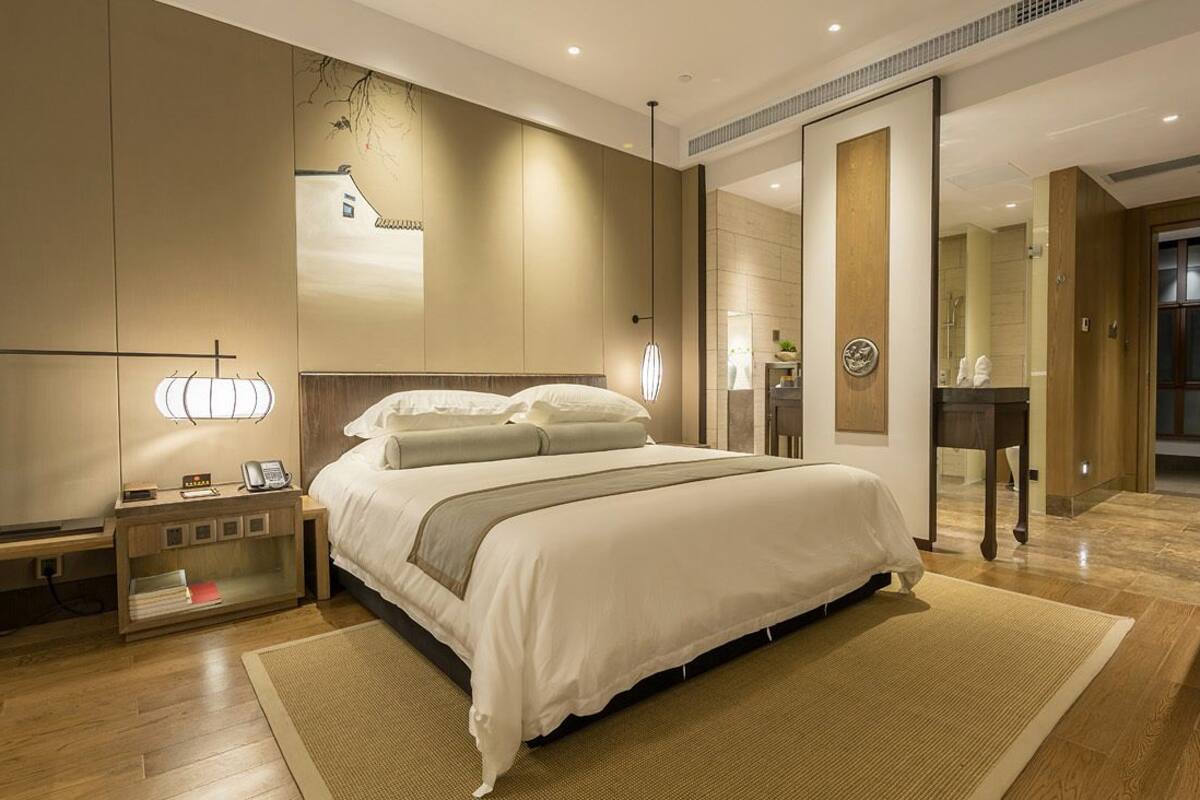 Habitación ejecutiva doble, vistas a la colina | Ropa de cama de alta calidad, caja fuerte, escritorio y cortinas opacas