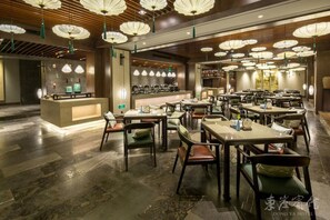 Se ofrece un desayuno bufé (68 CNY por persona)