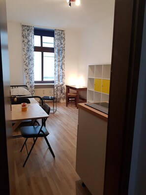 Deluxe appartement (Talblick) | Woonkamer | Een 38-inch flatscreentelevisie met kabelzenders en een televisie