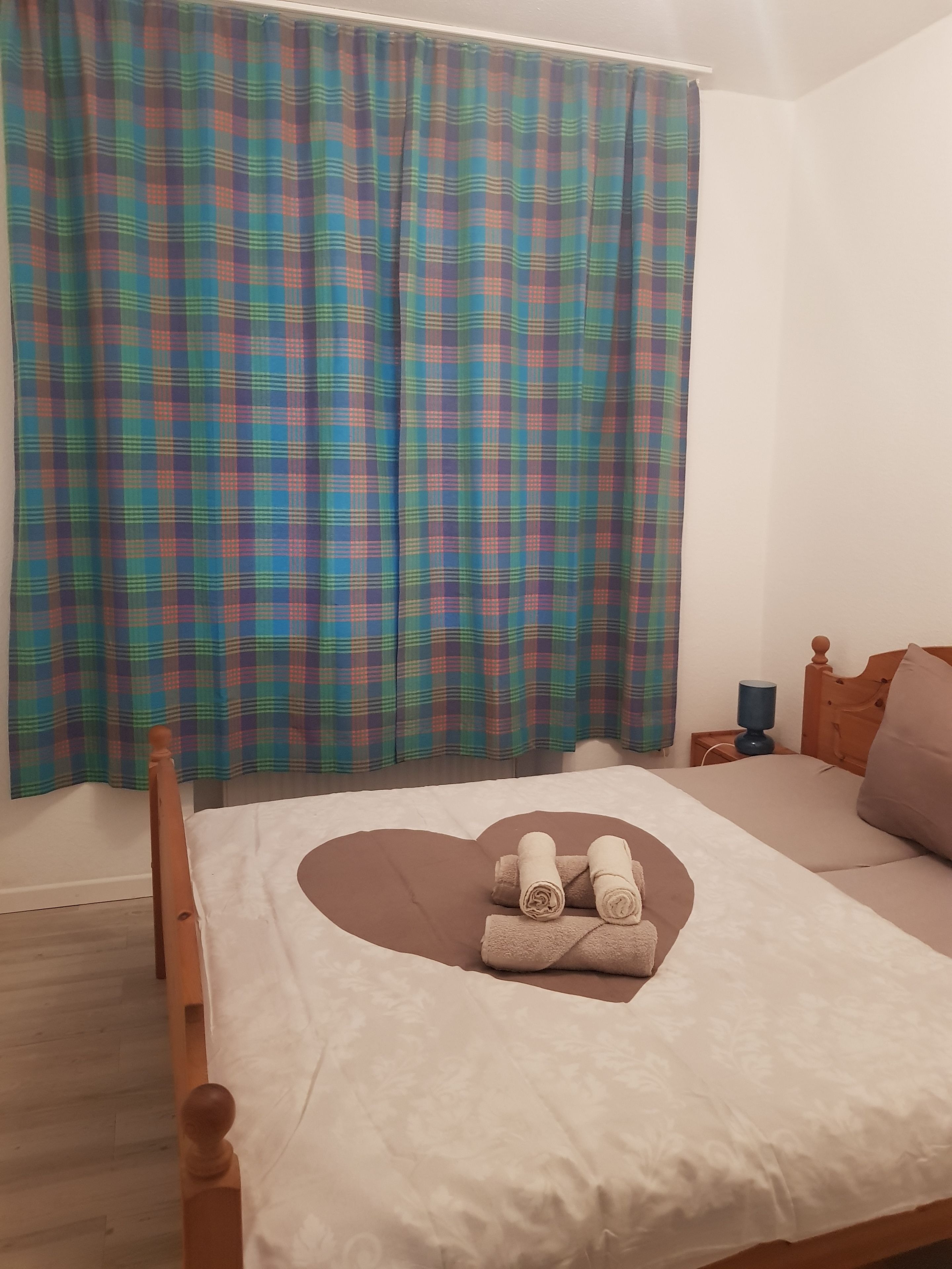 Svit - utsikt mot staden | Sängtillbehör av högsta kvalitet, skrivbord och arbetsyta för laptop