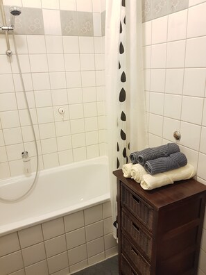 Deluxe appartement (Talblick) | Badkamer | Een douche, een regendouche, een haardroger, handdoeken