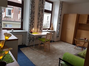 Apartment, Talblick | Wohnbereich | 38-Zoll-Flachbildfernseher mit Kabelempfang, Fernseher