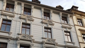 A multi-story building with classical architectural details, including ornate columns and decorative moldings. - Apartment im Luisenviertel - Grün (Wuppertal)