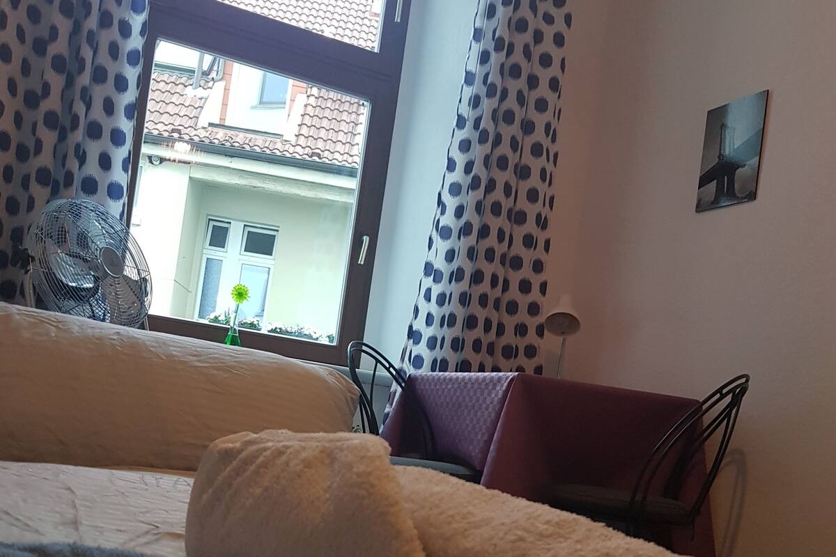 Eenvoudig appartement, 2 slaapkamers, niet-roken, uitzicht op tuin | Luxe beddengoed, een bureau, een laptopwerkplek, gratis wifi