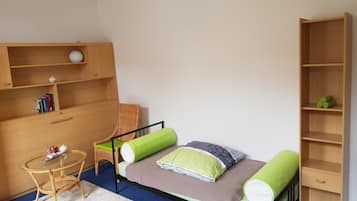 Appartamento, vista valle | Area soggiorno | TV a schermo piatto 38 pollici con canali via cavo, TV