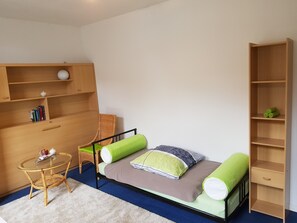 Apartment, Talblick | Wohnbereich | 38-Zoll-Flachbildfernseher mit Kabelempfang, Fernseher