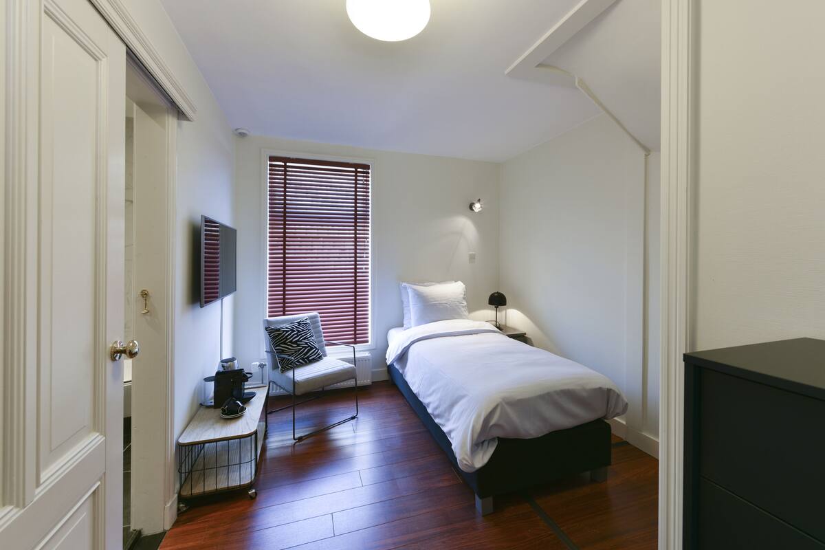 1 habitación, cortinas blackout y tabla de planchar con plancha