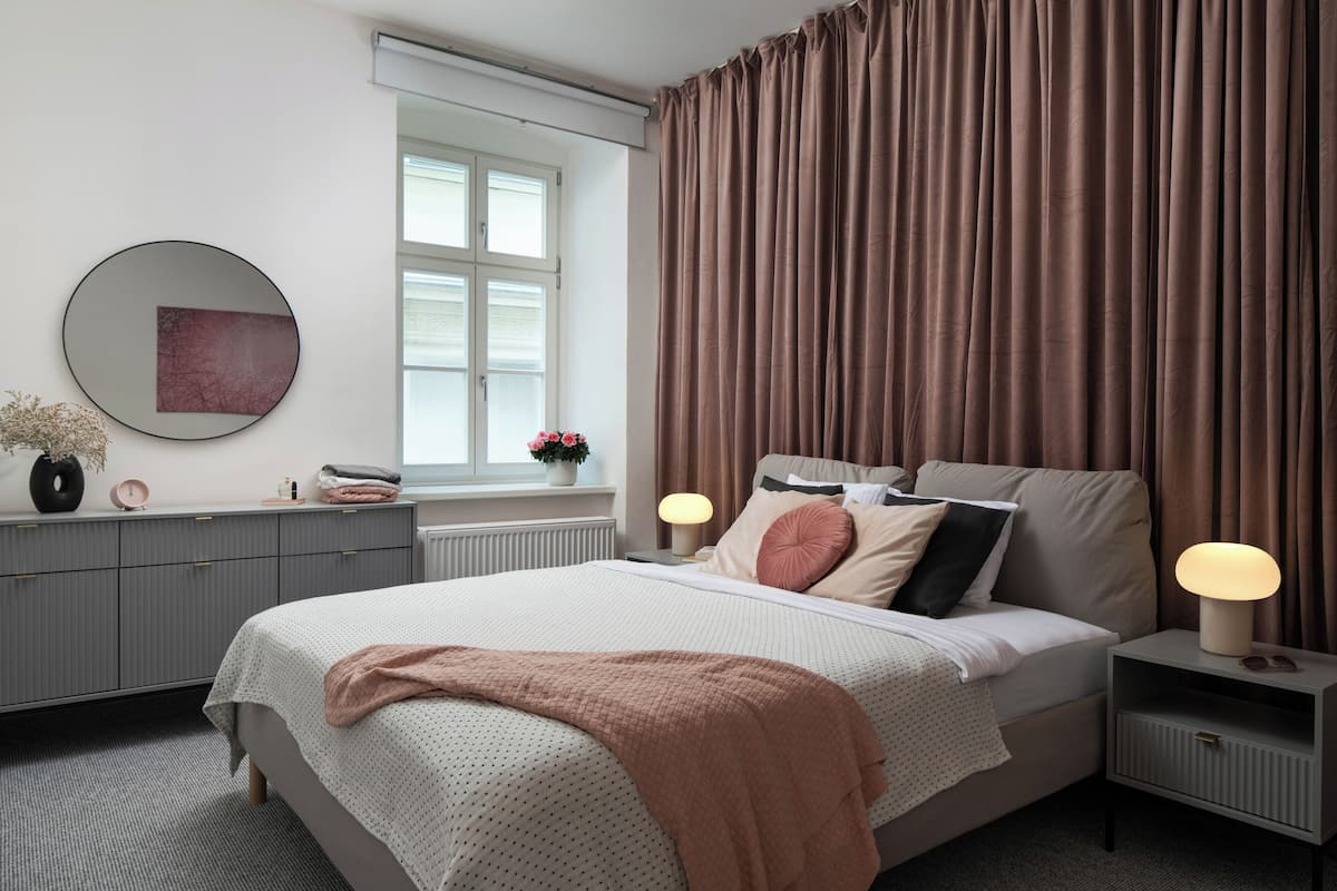 Leilighet – comfort, 1 soverom | 1 soverom, blendingsgardiner, lydisolert og strykejern/-brett