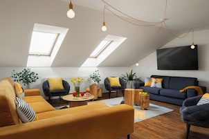 设计公寓, 2 间卧室, 城市景观 | 起居区 | 平板电视