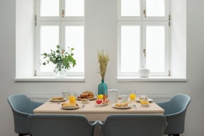 Familienapartment, 2 Schlafzimmer, Stadtblick | Eigene Küche | Kühlschrank, Mikrowelle, Ofen, Herdplatte