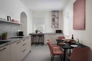Leilighet – comfort, 1 soverom | Eget kjøkken | Kaffetrakter/tekoker, kjøleskap, mikrobølgeovn og ovn