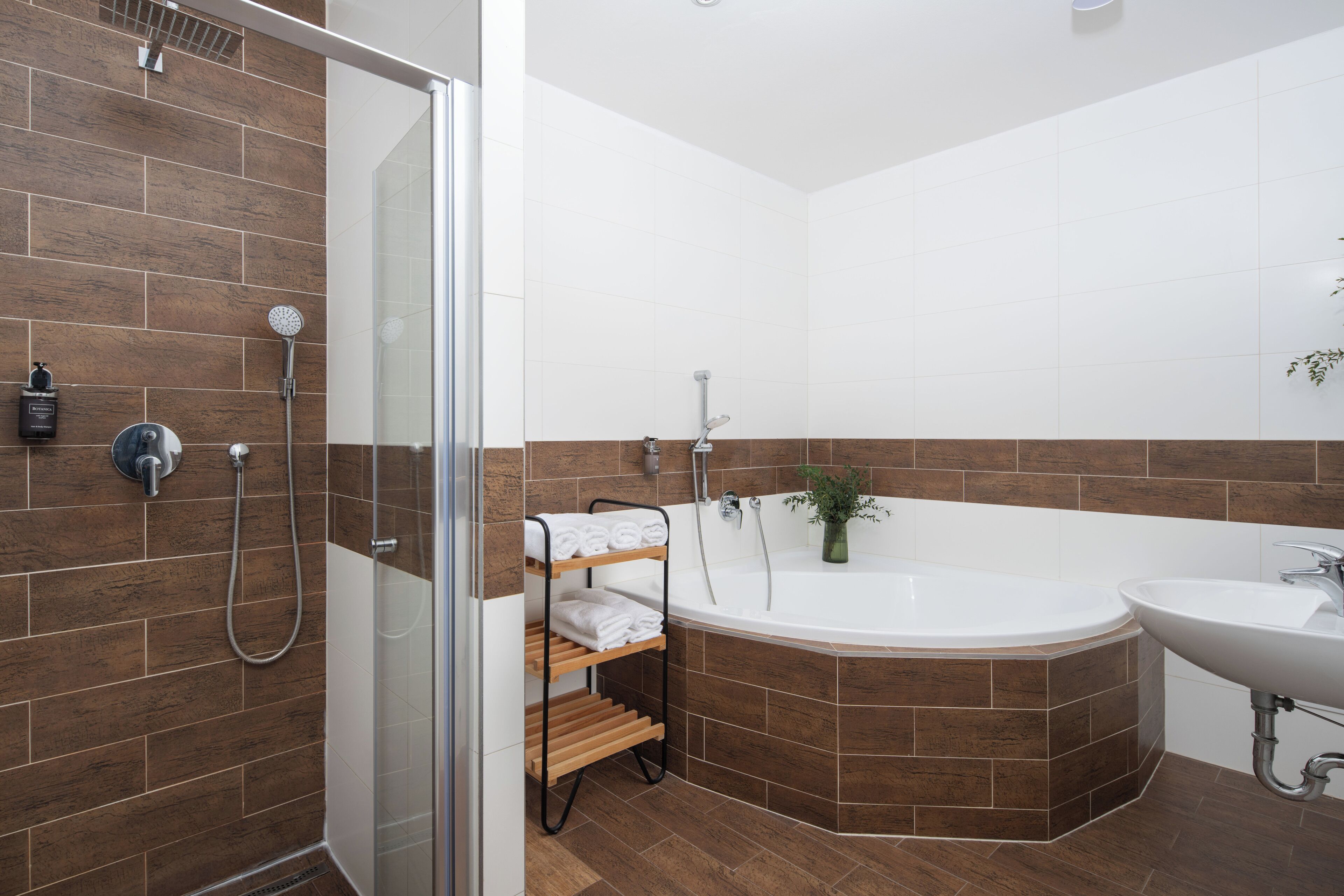 Superior Apartment, 2 Bedrooms, City View | Bathroom | Shower, free toiletries, hair dryer, towels