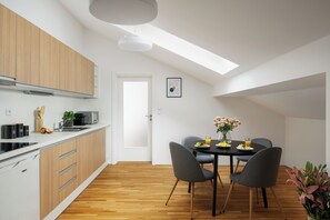 Exclusive Apartment, 1 Bedroom | Private kitchen | Fridge, microwave, oven, stovetop - Zelný Trh Boutique Apartments #11 by goodnite cz (Brno)