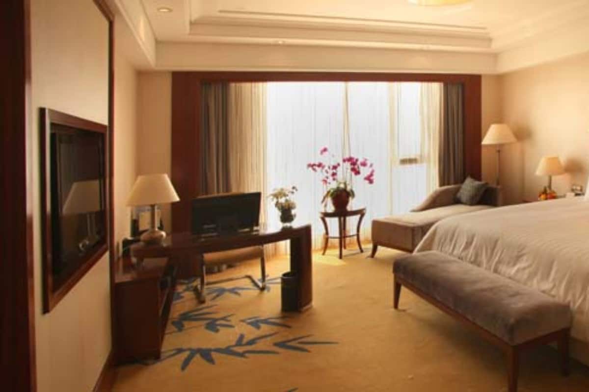 Kamar Double Eksekutif, pemandangan kebun | Brankas, meja kerja, tirai kedap cahaya, dan kedap suara