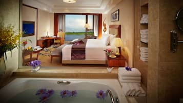 Executive Double Room with Lake View | In-room safe, desk, blackout drapes, soundproofing