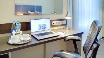 Kahden hengen businesshuone (kaksi sänkyä) | Ylelliset vuodevaatteet, tallelokero huoneessa, työpöytä, pimennysverhot