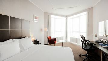 Kahden hengen deluxe-huone | Ylelliset vuodevaatteet, tallelokero huoneessa, työpöytä, pimennysverhot