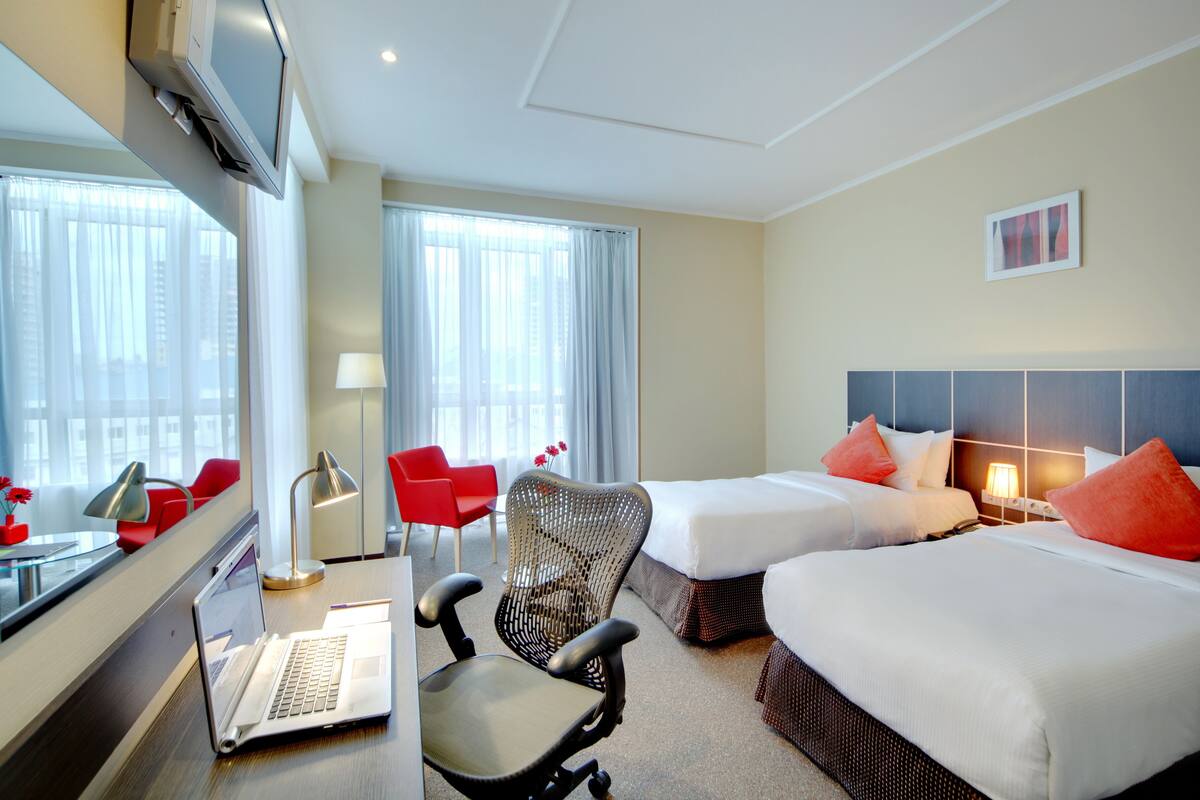 Quarto duplo empresarial | Roupas de cama premium, cofres nos quartos, escrivaninha